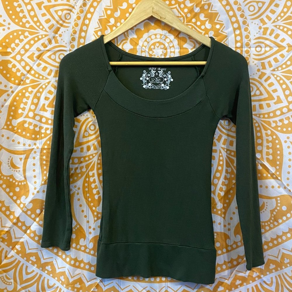 Soft! Like NEW! Early 2000's Derek Heart quarter-sleeve shirt in olive green!